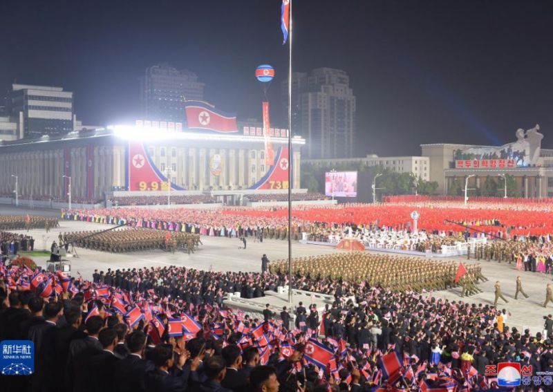 朝鲜举行民间及安全武装力量阅兵式庆祝国庆73周年