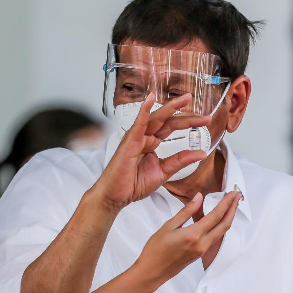 中国援助的菲律宾首批新冠疫苗运抵马尼拉