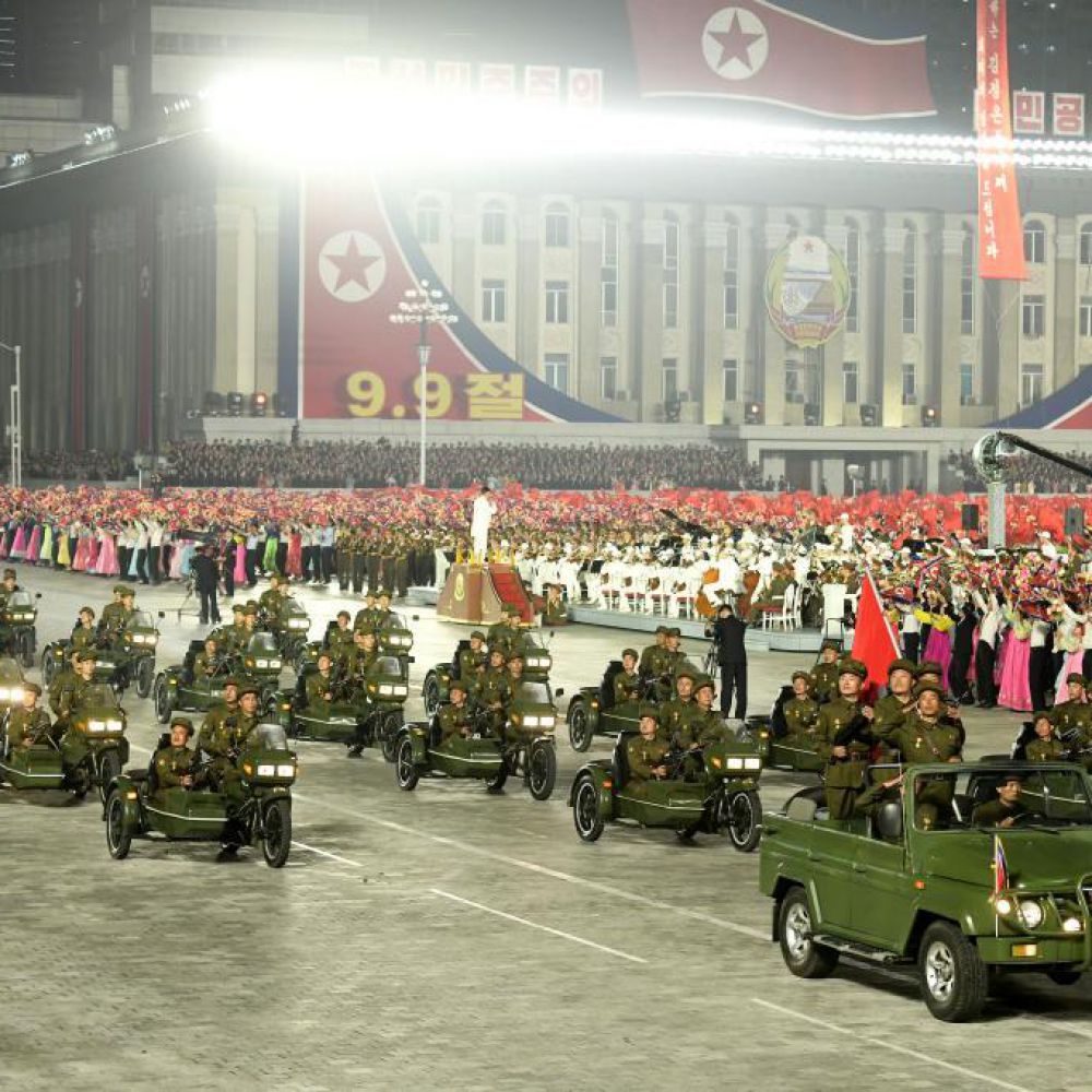 朝鲜举行民间及安全武装力量阅兵式庆祝国庆73周年