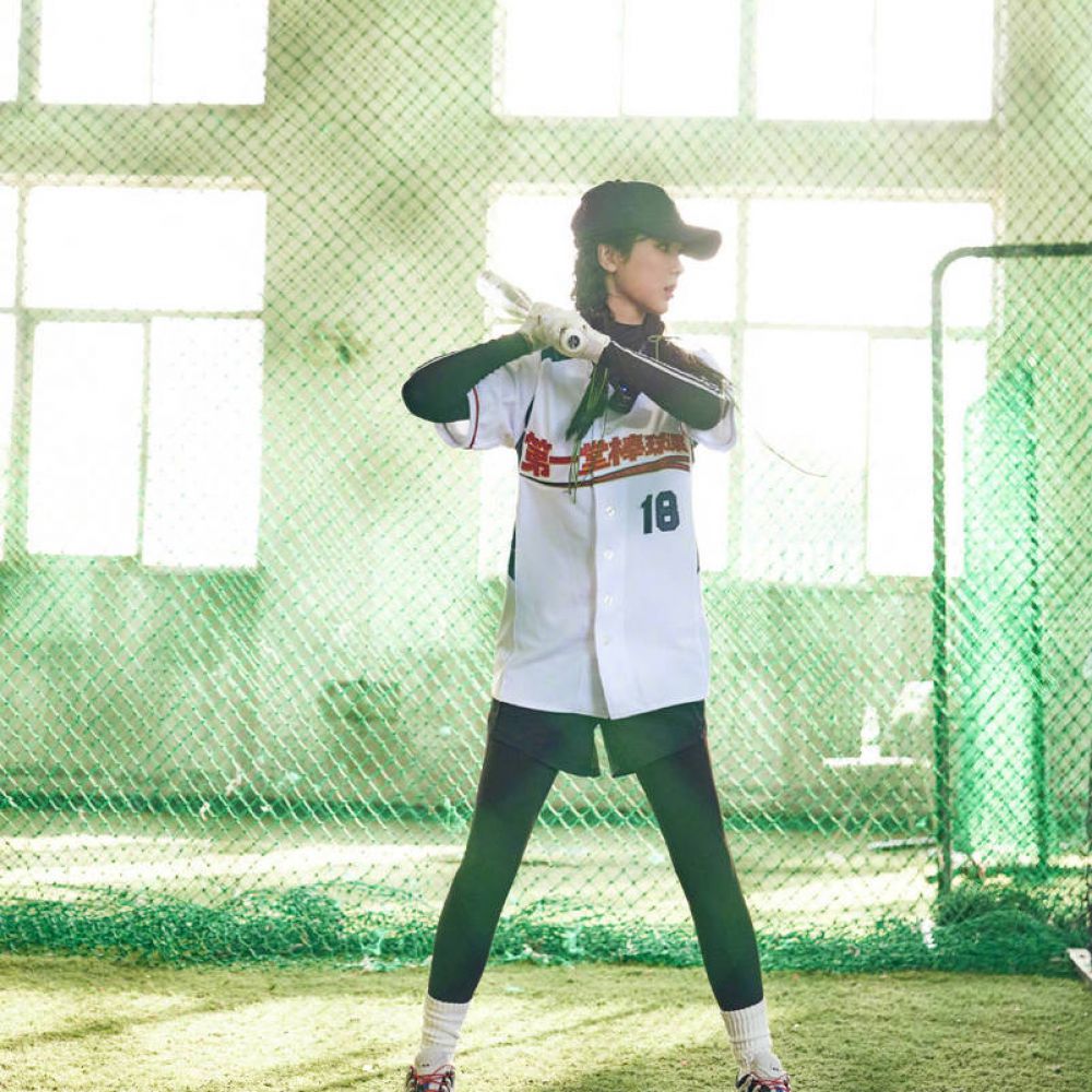 杨紫穿棒球服青春活力，元气少女感溢出屏幕
