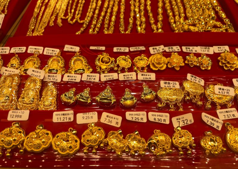 多品牌黄金首饰克价重回千元