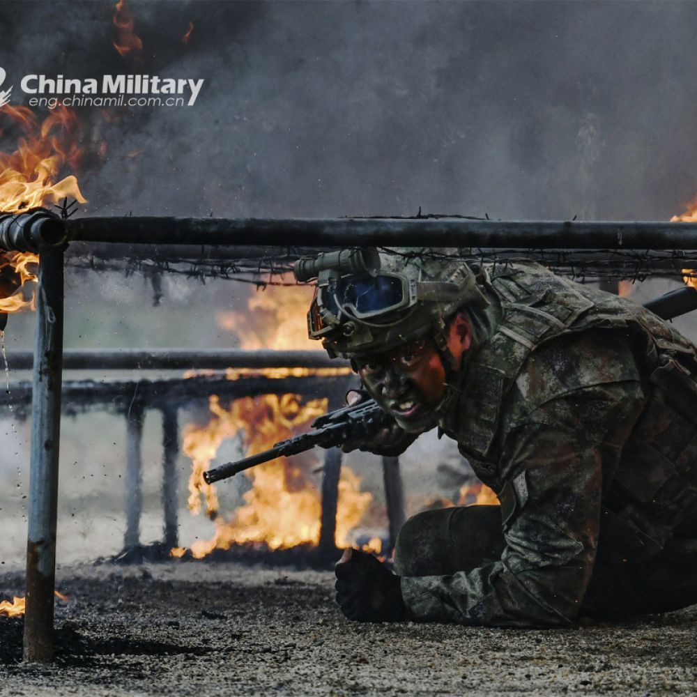 解放军单兵战术训练 新型轻机枪出镜