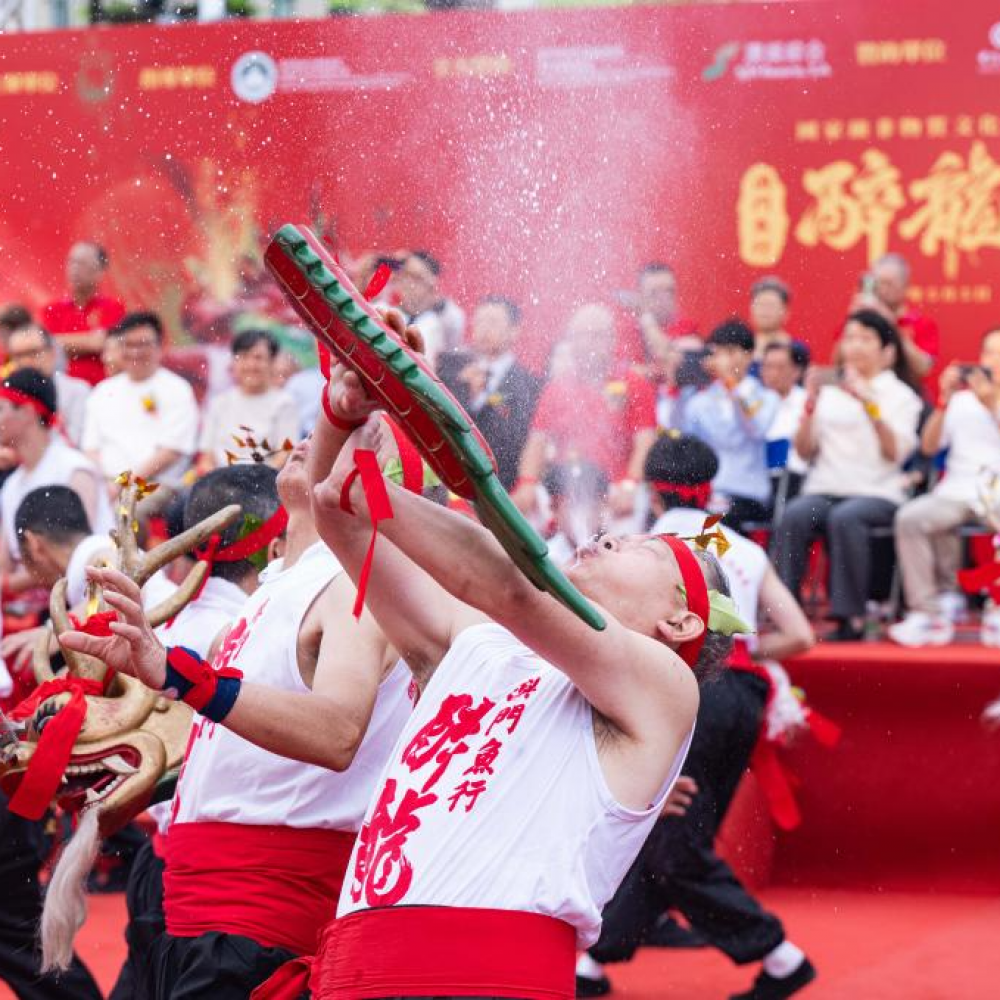 澳门举办“鱼行醉龙节”大巡游活动