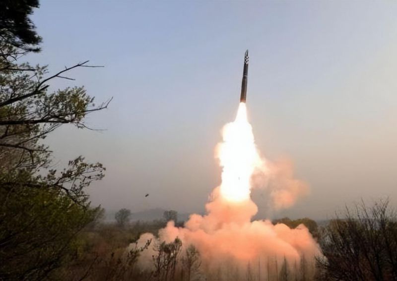 朝鲜试射新型防空导弹