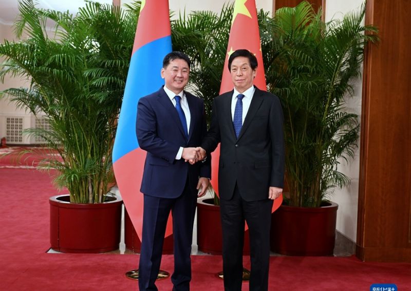 栗战书会见蒙古国总统呼日勒苏赫 