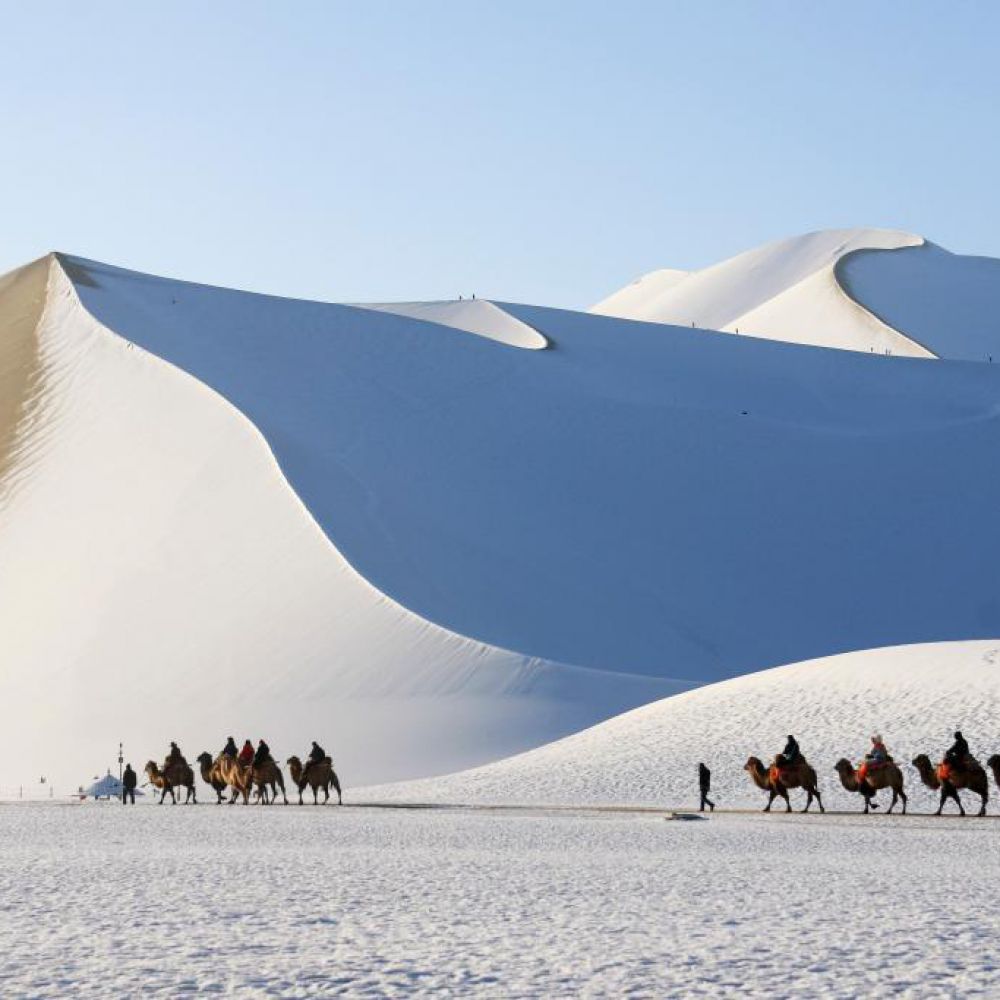 甘肃敦煌：雪后大漠景如画