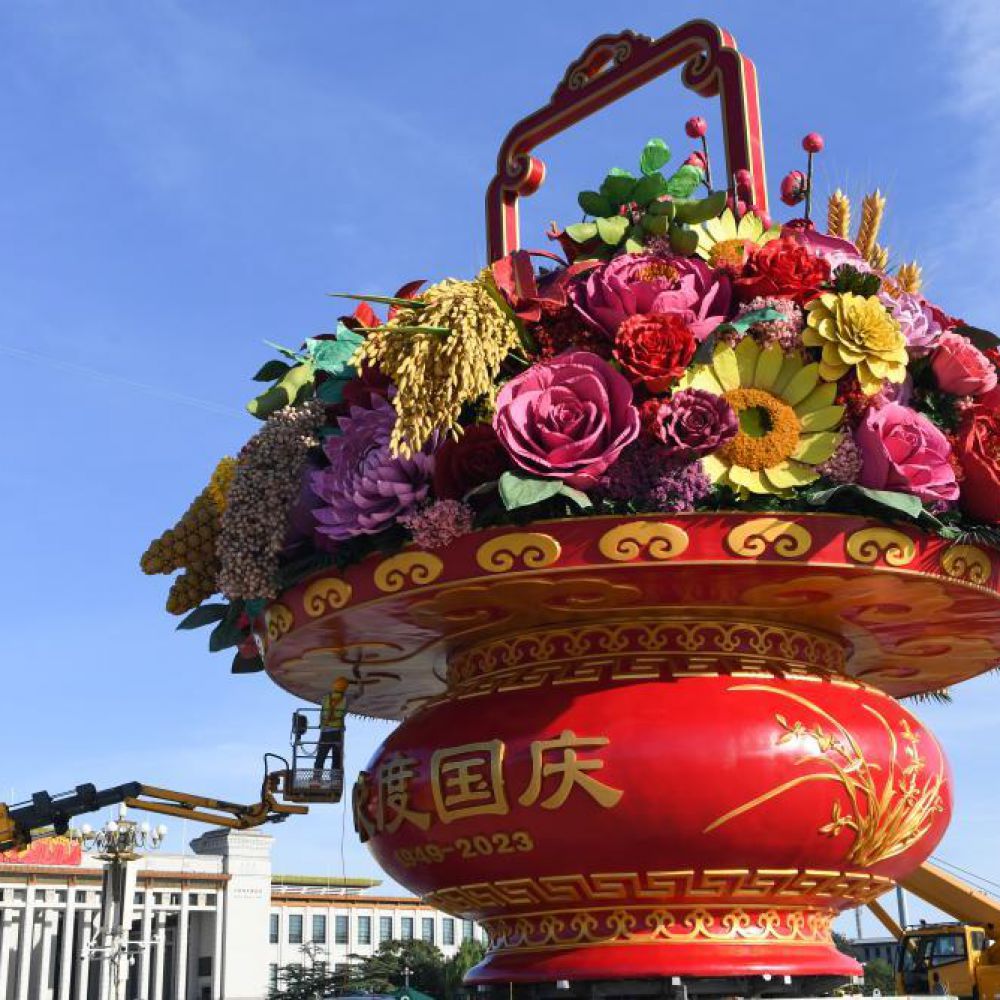 “祝福祖国”巨型花篮主体亮相天安门广场 