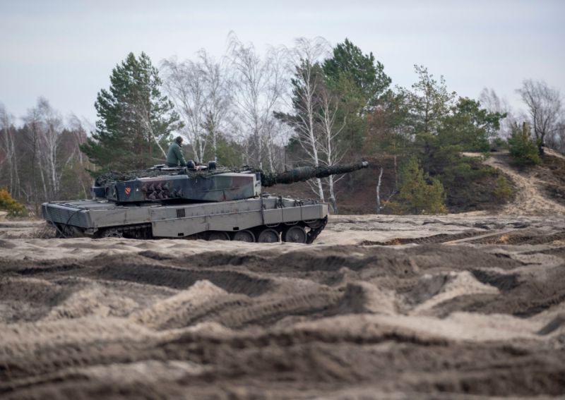 波兰和加拿大教官训练乌军士兵使用豹2坦克