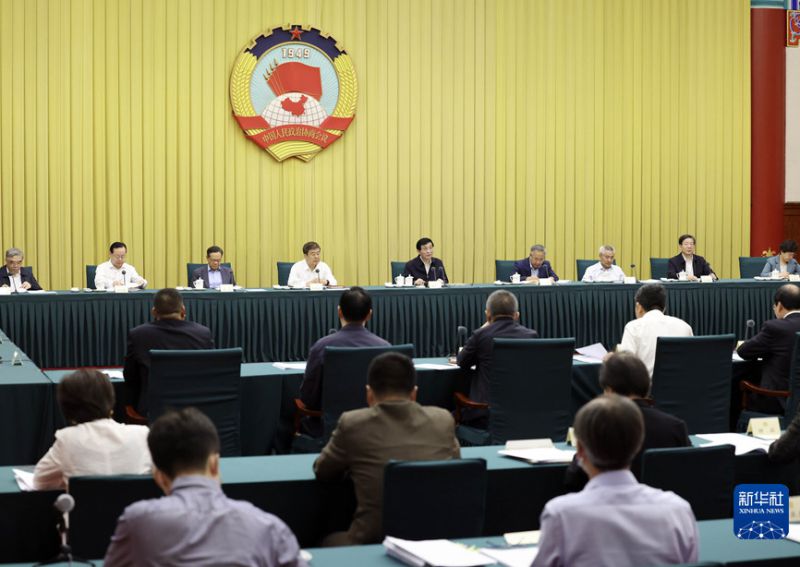 全国政协召开双周协商座谈会 围绕“中小学教研体系建设”协商议政 王沪宁主持 