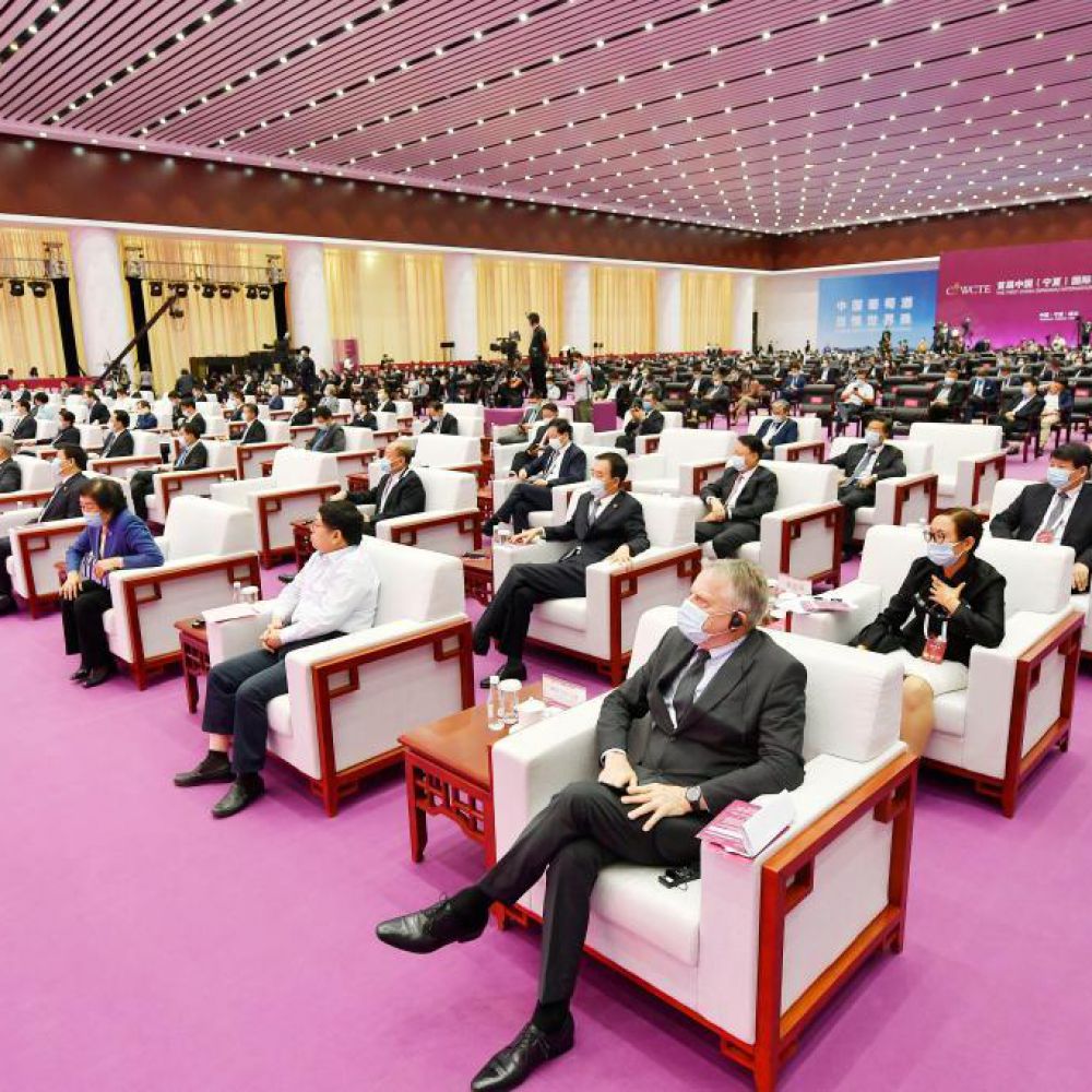 首届中国（宁夏）国际葡萄酒文化旅游博览会开幕大会举行