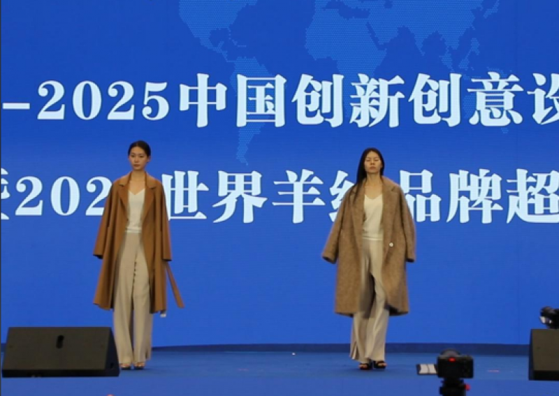 超模在世界羊绒品牌T台首秀，展现独特优雅魅力