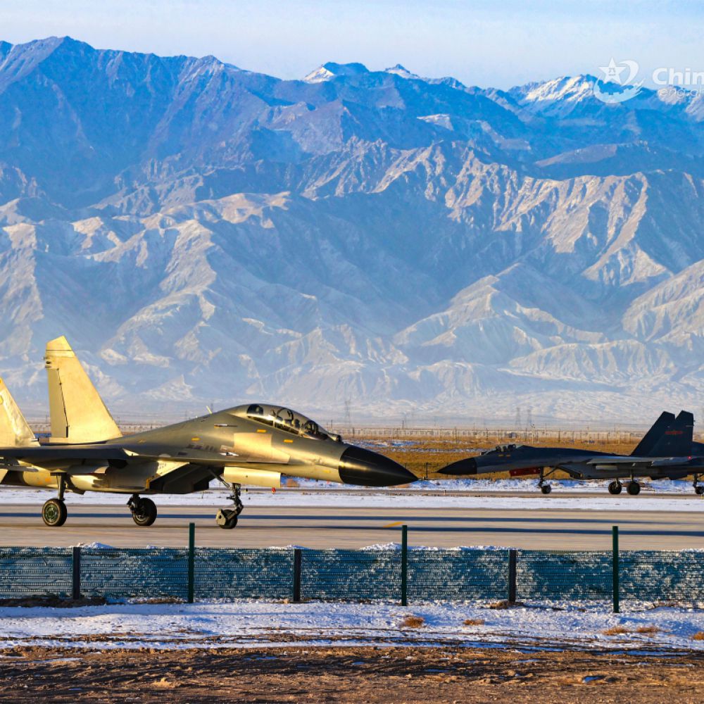 大山之下的机场 国产歼-11BS战机准备起飞