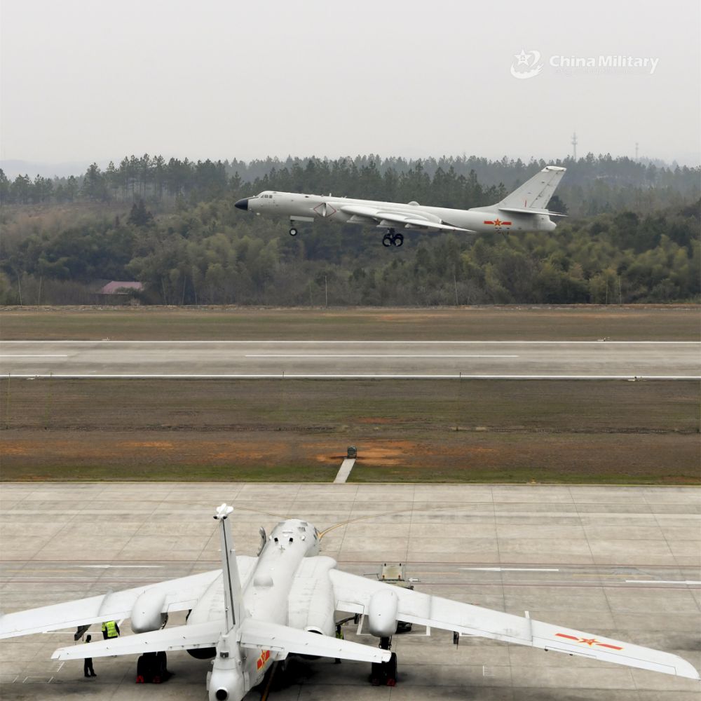 实拍南部战区轰-6K轰炸机正面 霸气十足