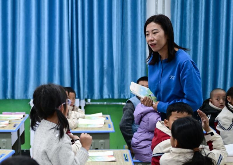 坚守高原16载的女教师：青春奉献给雪山大地 