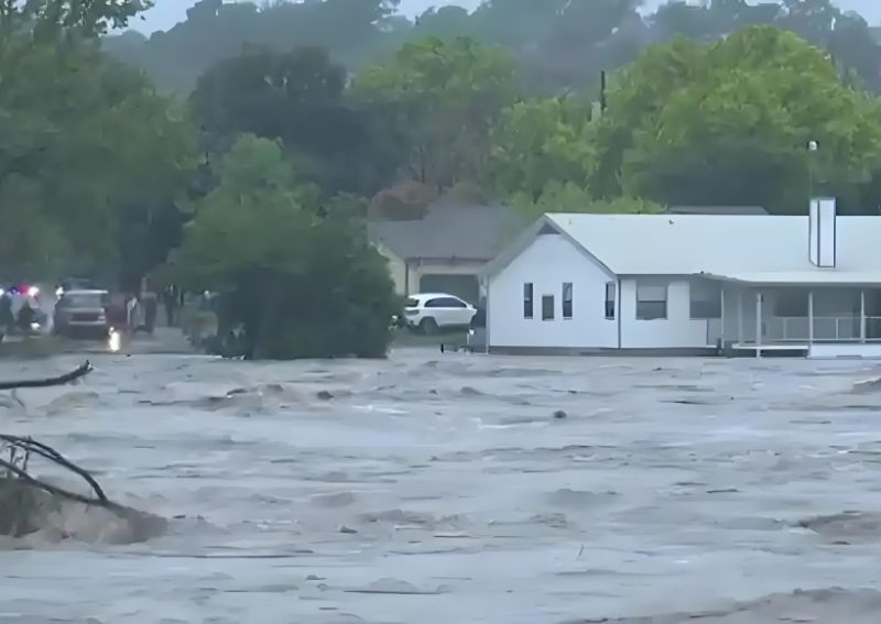 美国得州洪灾死亡人数继续上升至少119人死亡