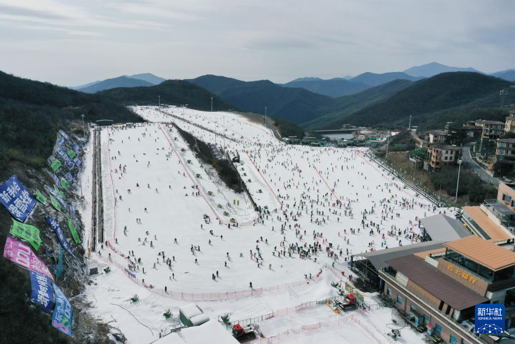 浙江安吉：高山雪场人气旺