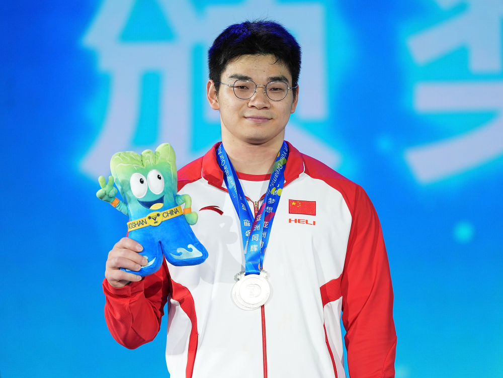 举重亚锦赛中国队再夺三金两银