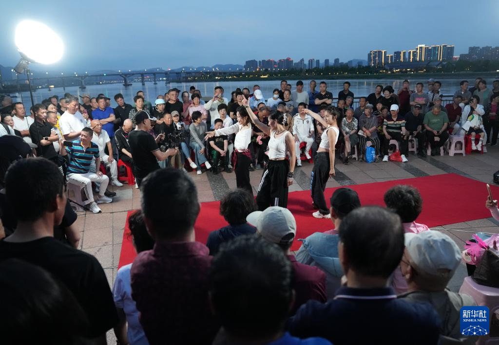 浙江温州：“街唱直播”唱响城市文艺新乐章