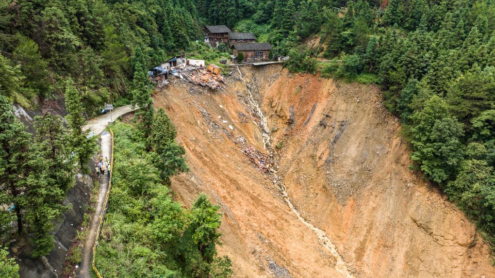 和时间赛跑：200多辆车在进入断桥前被成功拦下