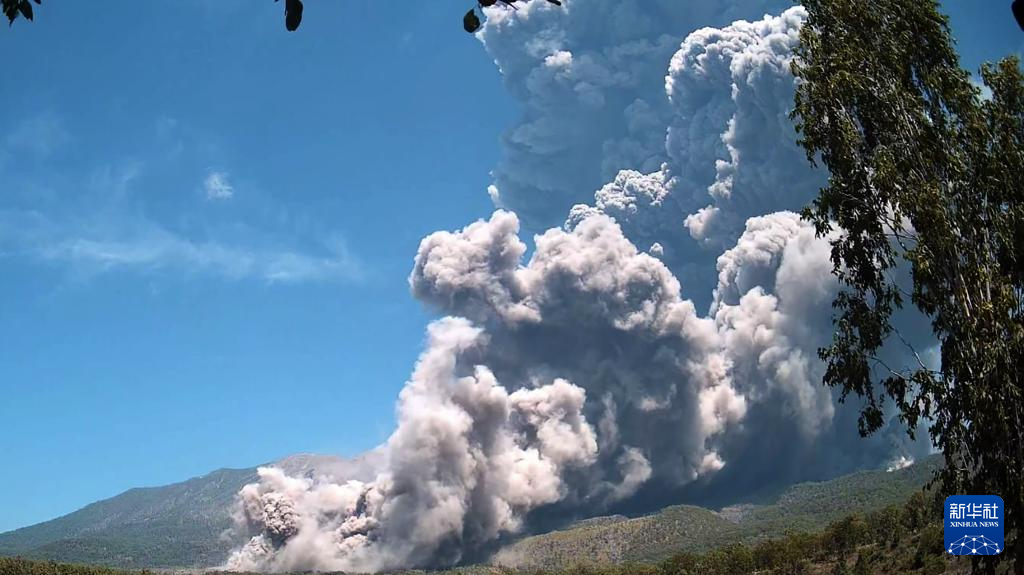 印尼一火山猛烈喷发　多个航班取消