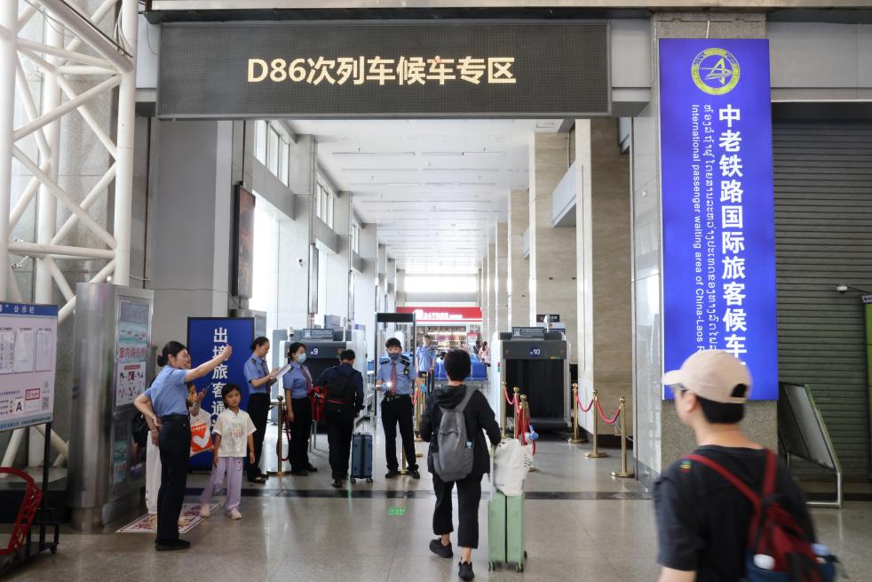 暑期跨境游升温中老铁路增开国际旅客列车助力出行