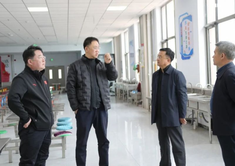 尚义县委书记白建军，县委副书记、政府县长高尚君一行深入尚义县第二中学调研检查